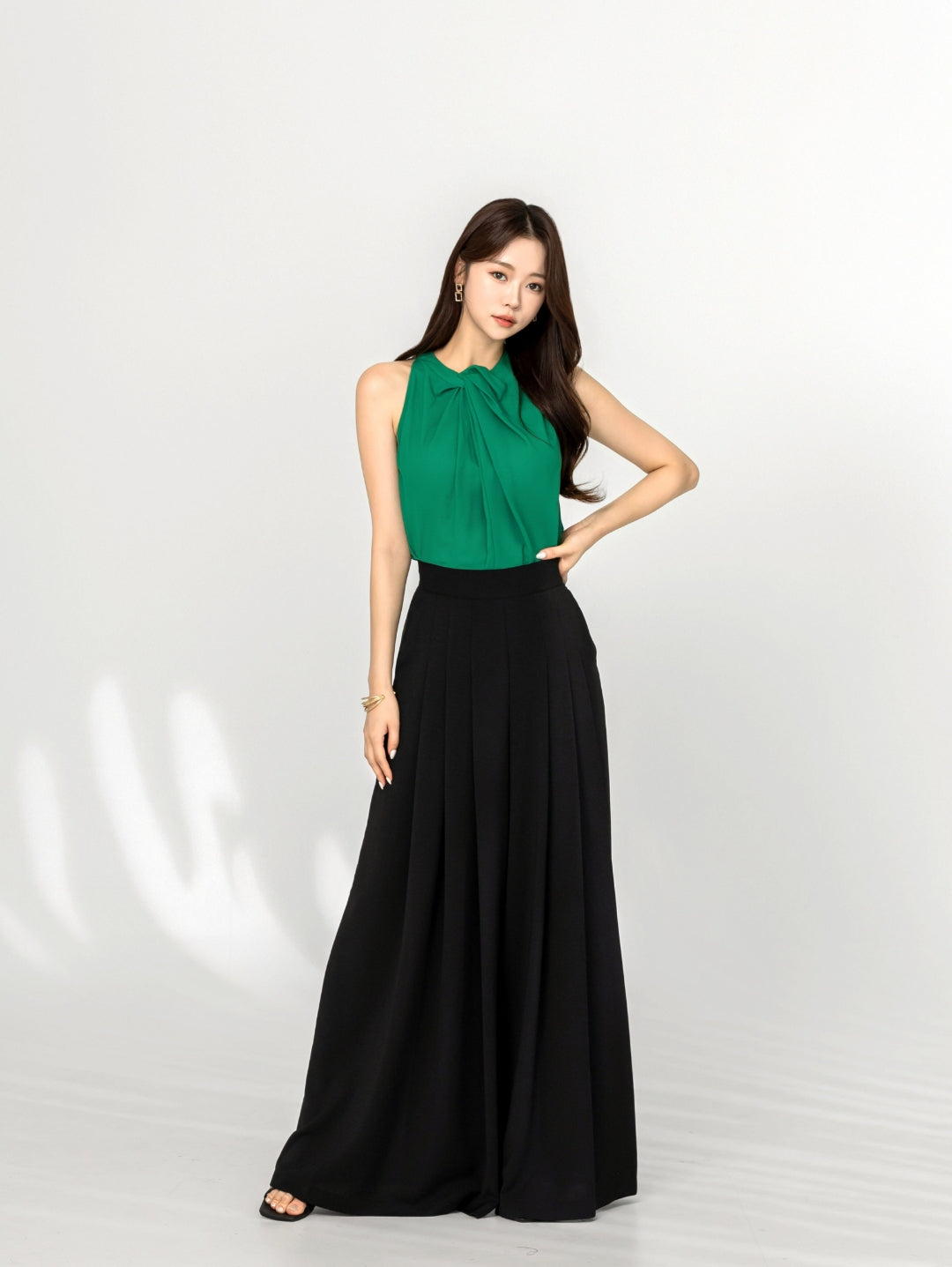 SOHO TWIST HALTER TOP